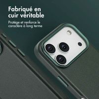 Accezz Coque arrière en cuir avec MagSafe Apple iPhone 17 Pro - Cedar Green