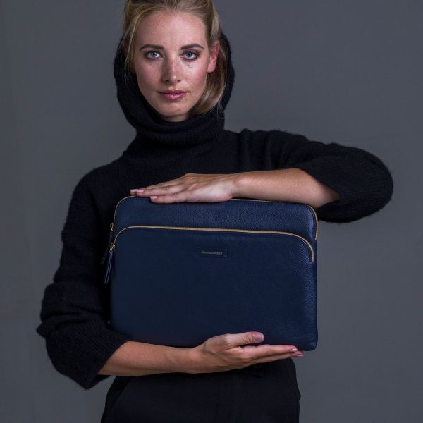 dbramante1928 ﻿Paris+ Sleeve - Pochette ordinateur 14 pouces - Cuir véritable - MacBook Pro 14 pouces - Pacific Blue