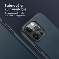Accezz Coque arrière en cuir avec MagSafe Apple iPhone 13 Pro - Nightfall Blue