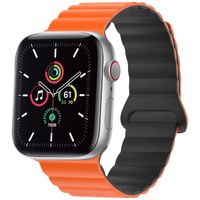 imoshion Bracelet en silicone magnétique Apple Watch Series 1 t/m 9 / SE (38/40/41 mm) | Series 10 / 11 (42 mm) - Oranje & Zwart / Orange & Black