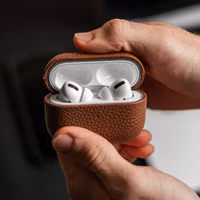 Accezz Coque en cuir véritable  Apple Airpods 4 - Cognac