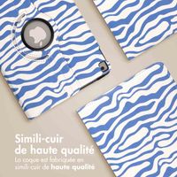 imoshion Coque tablette Design rotatif à 360° Apple iPad 9 (2021) 10.2 pouces / iPad 8 (2020) 10.2 pouces / iPad 7 (2019) 10.2 pouces - White Blue Stripes