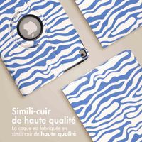 imoshion Coque tablette Design rotatif à 360° iPad 9 (2021) / iPad 8 (2020) / iPad 7 (2019) 10.2 pouces - White Blue Stripes