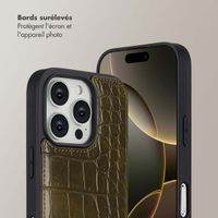 Selencia Coque de télephone Nova Croco avec cordon et porte-cartes Apple iPhone 16 Pro - Dark Olive