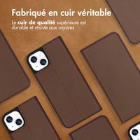 Accezz Étui de téléphone Slim Folio en cuir de qualité supérieure Apple iPhone 13 - Brun