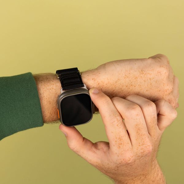 imoshion Bracelet en nylon Alpine Apple Watch Series 1 t/m 11 / SE / Ultra (44/45/46/49 mm) - Noir