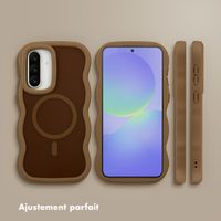 Selencia Coque arrière Wavy avec MagSafe Samsung Galaxy A36 / A56 - Mocha Brown