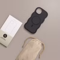 Selencia Coque arrière Wavy avec MagSafe Apple iPhone 14 / 13 - Noir