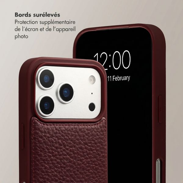 Selencia Coque de télephone Nova avec cordon et porte-cartes Apple iPhone 17 Pro - Bold Burgundy