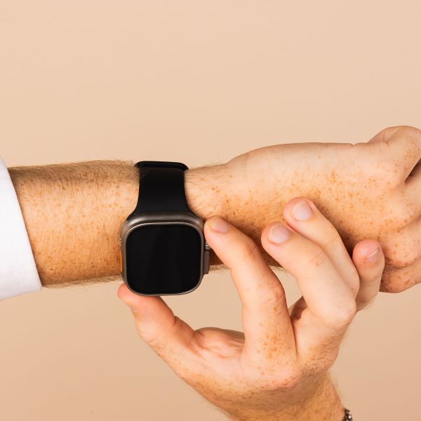 imoshion Bracelet en silicone⁺ Apple Watch Series 1 t/m 11 / SE / Ultra (44/45/46/49 mm) - Taille M/L - Noir