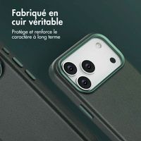 Accezz Coque arrière en cuir avec MagSafe Apple iPhone 17 Pro Max - Cedar Green