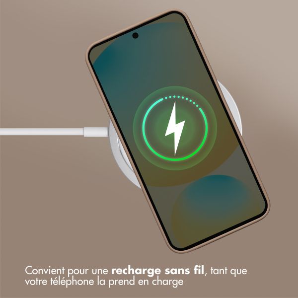 Accezz Coque Liquid Silicone avec MagSafe Samsung Galaxy S25 FE - Marron clair