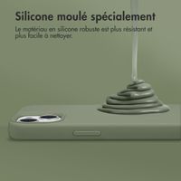 Accezz Coque Liquid Silicone avec MagSafe iPhone 16 - Cooper Green