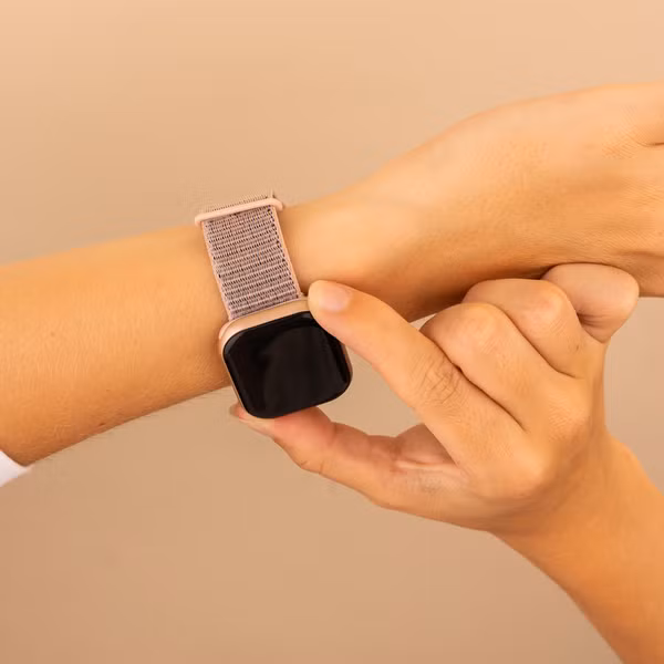 imoshion Bracelet en nylon Apple Watch Series 1 t/m 9 / SE (38/40/41 mm) | Series 10 / 11 (42 mm) - Sand Pink