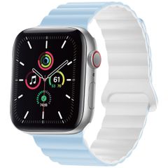 imoshion Bracelet en silicone magnétique Apple Watch Series 1 t/m 9 / SE (38/40/41 mm) | Series 10 / 11 (42 mm) - Blauw & Wit / Blue & White