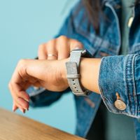 imoshion Bracelet en nylon Fitbit Versa 2 / Versa Lite - Gris