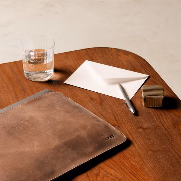 Accezz Leather Pochette ordinateur Apple MacBook 15 pouces - Cognac