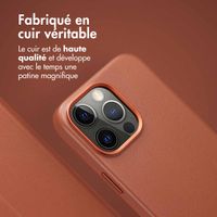 Accezz Étui de télephone portefeuille en cuir 2-en-1 avec MagSafe iPhone 15 Pro Max - Sienna Brown