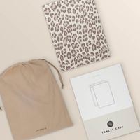 Selencia Coque tablette Sabi avec imprimé léopard Apple iPad 9 (2021) 10.2 pouces / iPad 8 (2020) 10.2 pouces / iPad 7 (2019) 10.2 pouces - Soft Ivory