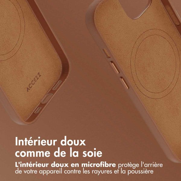 Accezz Coque arrière en cuir avec MagSafe iPhone 15 - Sienna Brown