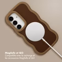 Selencia Coque arrière Wavy avec MagSafe Samsung Galaxy S24 / S25 - Mocha Brown