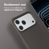 imoshion Coque arrière Color avec cordon amovible et MagSafe Apple iPhone 17 Pro Max - Black Coffee