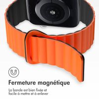 imoshion Bracelet en silicone magnétique Apple Watch Series 1 t/m 9 / SE (38/40/41 mm) | Series 10 / 11 (42 mm) - Oranje & Zwart / Orange & Black