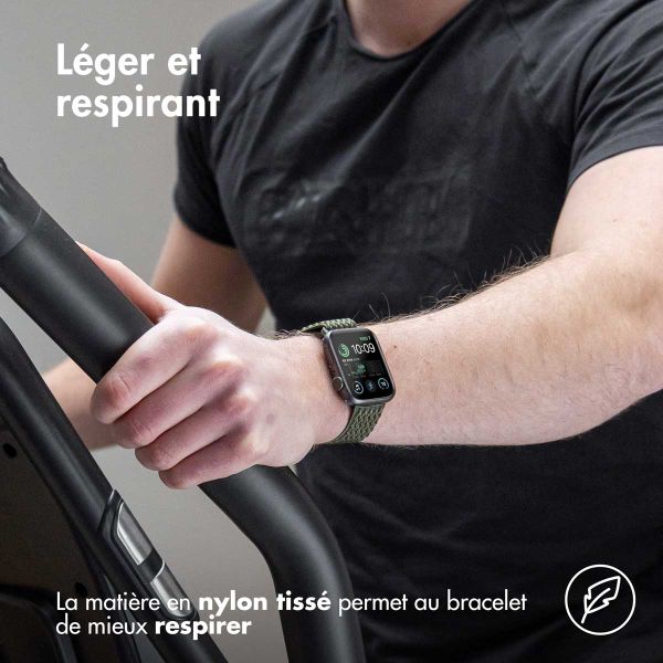 imoshion Bracelet en nylon élastique Apple Watch Series 1 t/m 9 / SE (38/40/41 mm) | Series 10 / 11 (42 mm) - Vert foncé