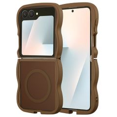Selencia Coque arrière Wavy avec MagSafe Samsung Galaxy Z Flip 7 - Mocha Brown