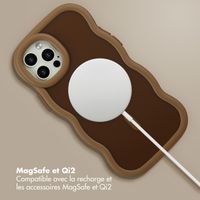 Selencia Coque arrière Wavy avec MagSafe Apple iPhone 12 (Pro) - Mocha Brown