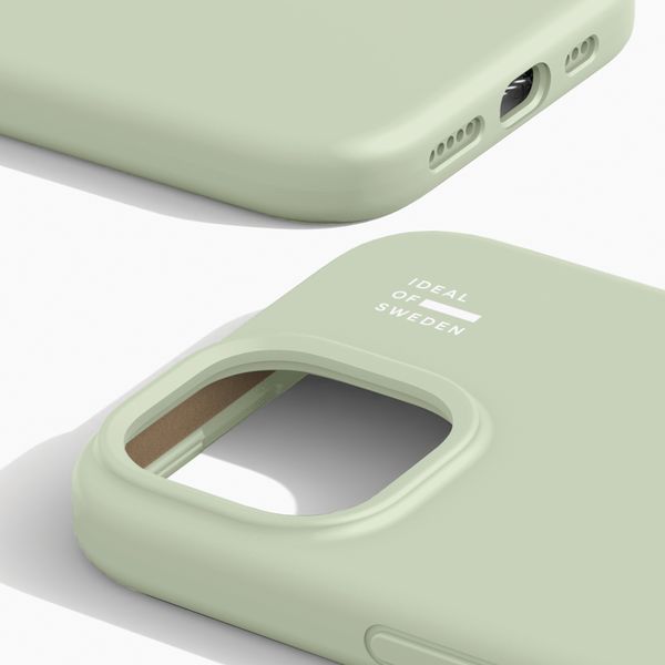 iDeal of Sweden Coque en silicone avec MagSafe Apple iPhone 17e / 16e / 15 / 14 / 13 - Sage Green