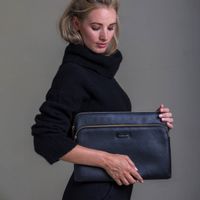 dbramante1928 ﻿Paris+ Sleeve - Pochette ordinateur 13 pouces - Cuir véritable - MacBook Pro / Air 13 pouces - Night Black