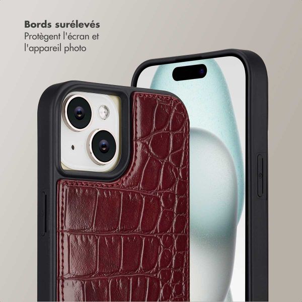 Selencia Coque de télephone Nova Croco avec cordon et porte-cartes Apple iPhone 15 - Burgundy