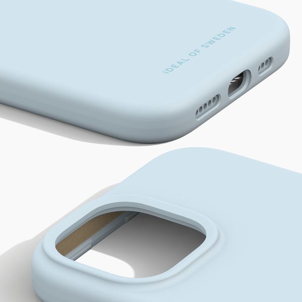 iDeal of Sweden Coque en silicone avec MagSafe Apple iPhone 17e / 16e / 15 / 14 / 13 - Light Blue