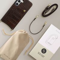Selencia Coque de télephone Nova Croco avec cordon et porte-cartes Samsung Galaxy S24 / S25 - Choco Brown