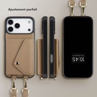 Selencia Coque de télephone Sera avec cordon et porte-cartes enveloppe Apple iPhone 17 Pro Max - Taupe