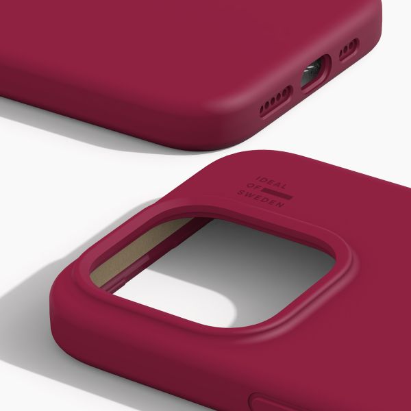 iDeal of Sweden Coque Silicone iPhone 15 Pro - Cranberry