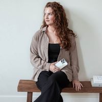 Selencia Coque arrière Vivid avec MagSafe Apple iPhone 15 Pro - Marble Light Brown