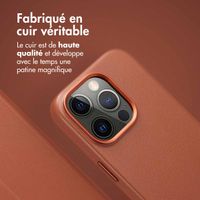 Accezz Étui de télephone portefeuille en cuir 2-en-1 avec MagSafe Apple iPhone 15 Pro - Sienna Brown