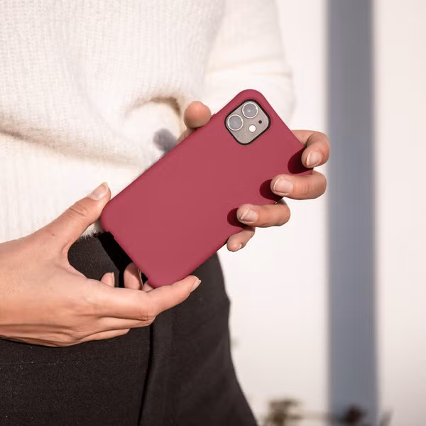 imoshion Coque arrière Color avec cordon amovible et MagSafe Apple iPhone 15 - Raspberry