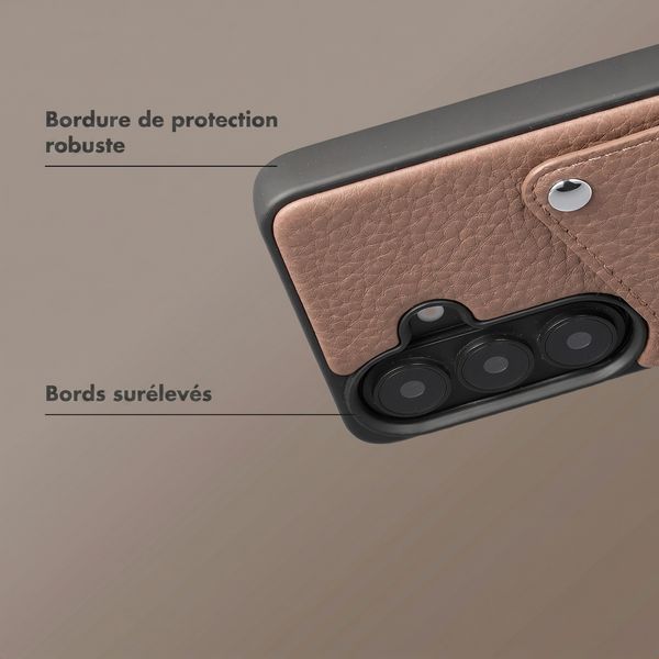 Selencia Coque Riva avec porte-cartes Samsung Galaxy S26 Plus - Mocha Brown