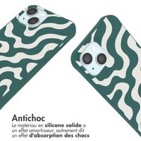 imoshion Coque design en silicone avec cordon Apple iPhone 15 - Petrol Green Groovy