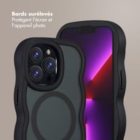 Selencia Coque arrière Wavy avec MagSafe Apple iPhone 13 Pro - Noir