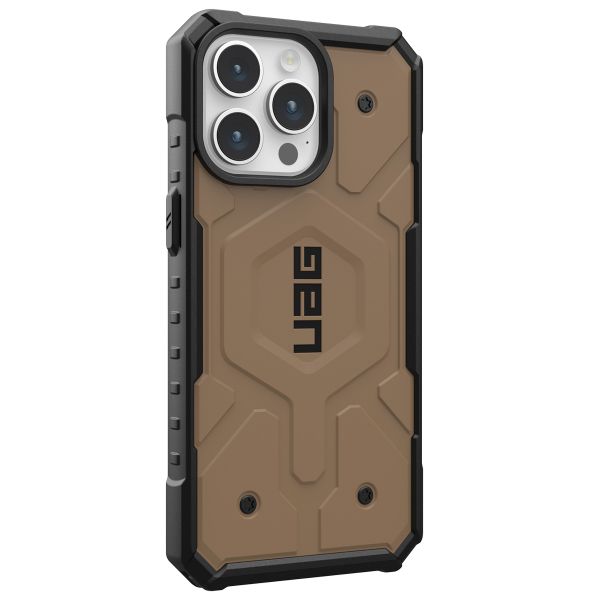 UAG Coque Pathfinder MagSafe iPhone 15 Pro Max - Dark Earth