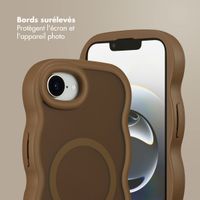 Selencia Coque arrière Wavy avec MagSafe Apple iPhone 16e - Mocha Brown