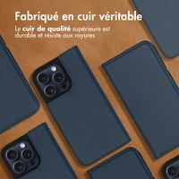 Accezz Étui de télephone Slim Folio en cuir de qualité supérieure Apple iPhone 15 Pro - Bleu foncé