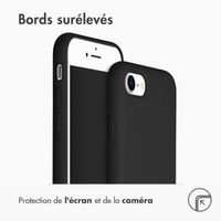 Accezz Coque Liquid Silicone iPhone SE (2022 / 2020) / 8 / 7 - Noir