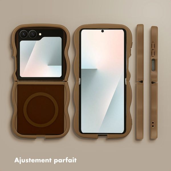 Selencia Coque arrière Wavy avec MagSafe Samsung Galaxy Z Flip 7 - Mocha Brown