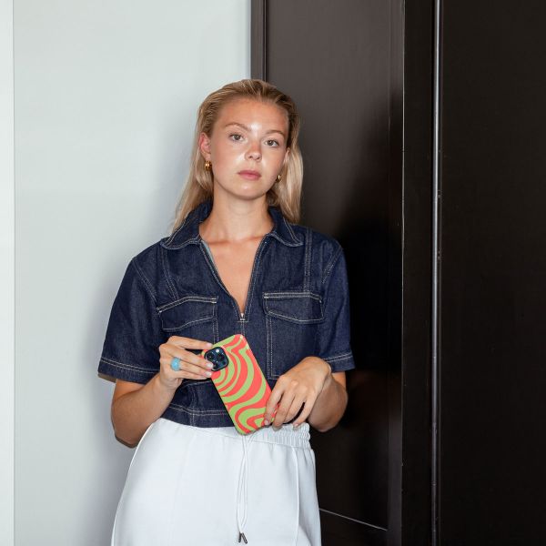 Selencia Coque arrière Vivid avec MagSafe Apple iPhone 14 - Wavy Swirl Orange Fern