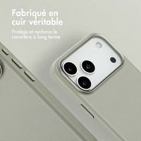 Accezz Coque arrière en cuir avec MagSafe Apple iPhone 17 Pro Max - Light Grey